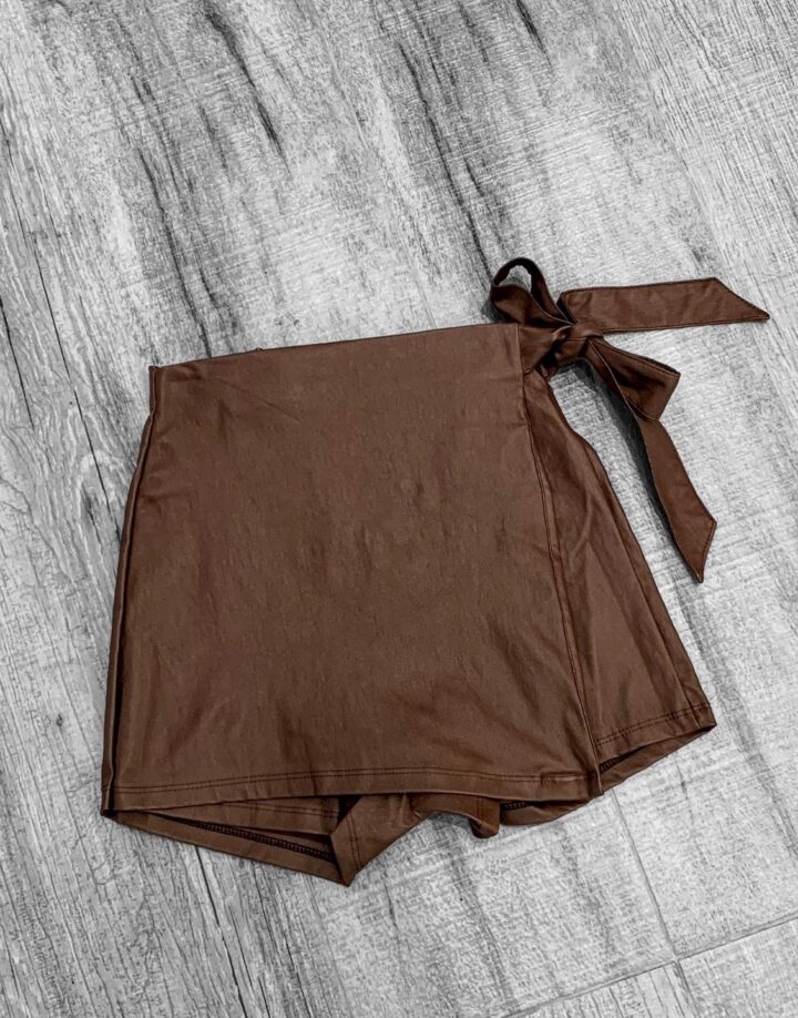 SHORT POLLERA ENGOMADO - CHOCOLATE