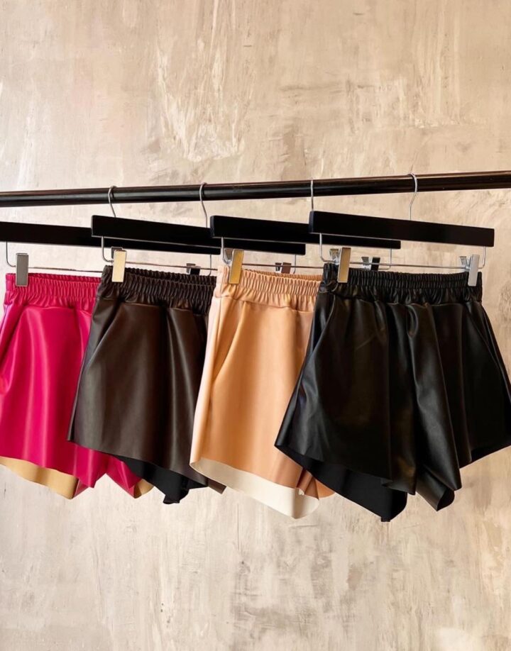 SHORT ENGOMADO CON BOLSILLOS