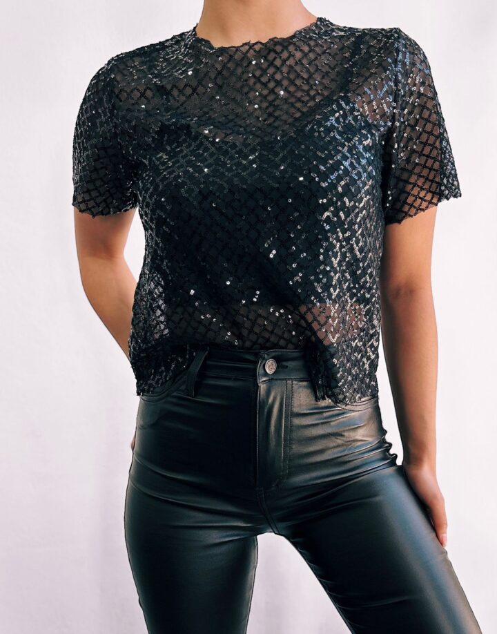 REMERA DE LENTEJUELAS NEGRA