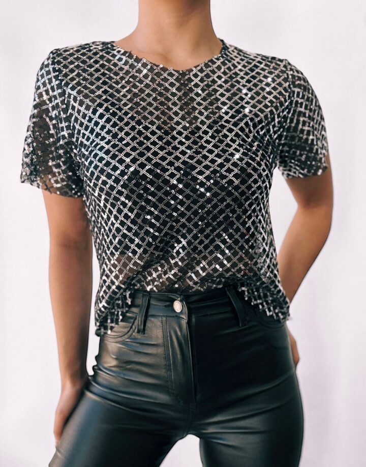 REMERA DE LENTEJUELAS PLATEADA