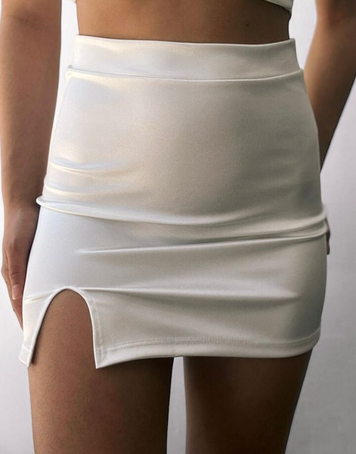 POLLERA SATEN CON TAJO - CRUDO
