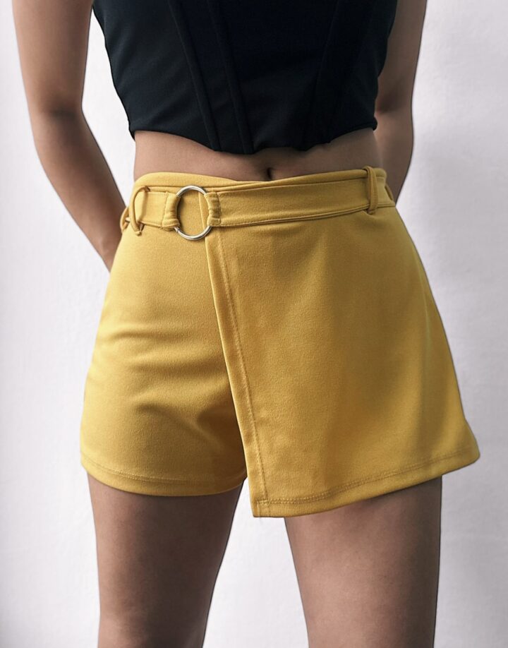 SHORT POLLERA CON CINTO Y ARO - MAÍZ