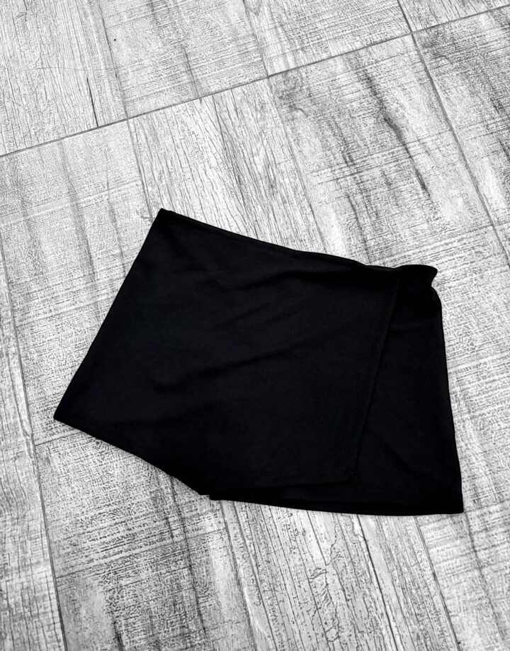 SHORT POLLERA DE CREPE NEGRO