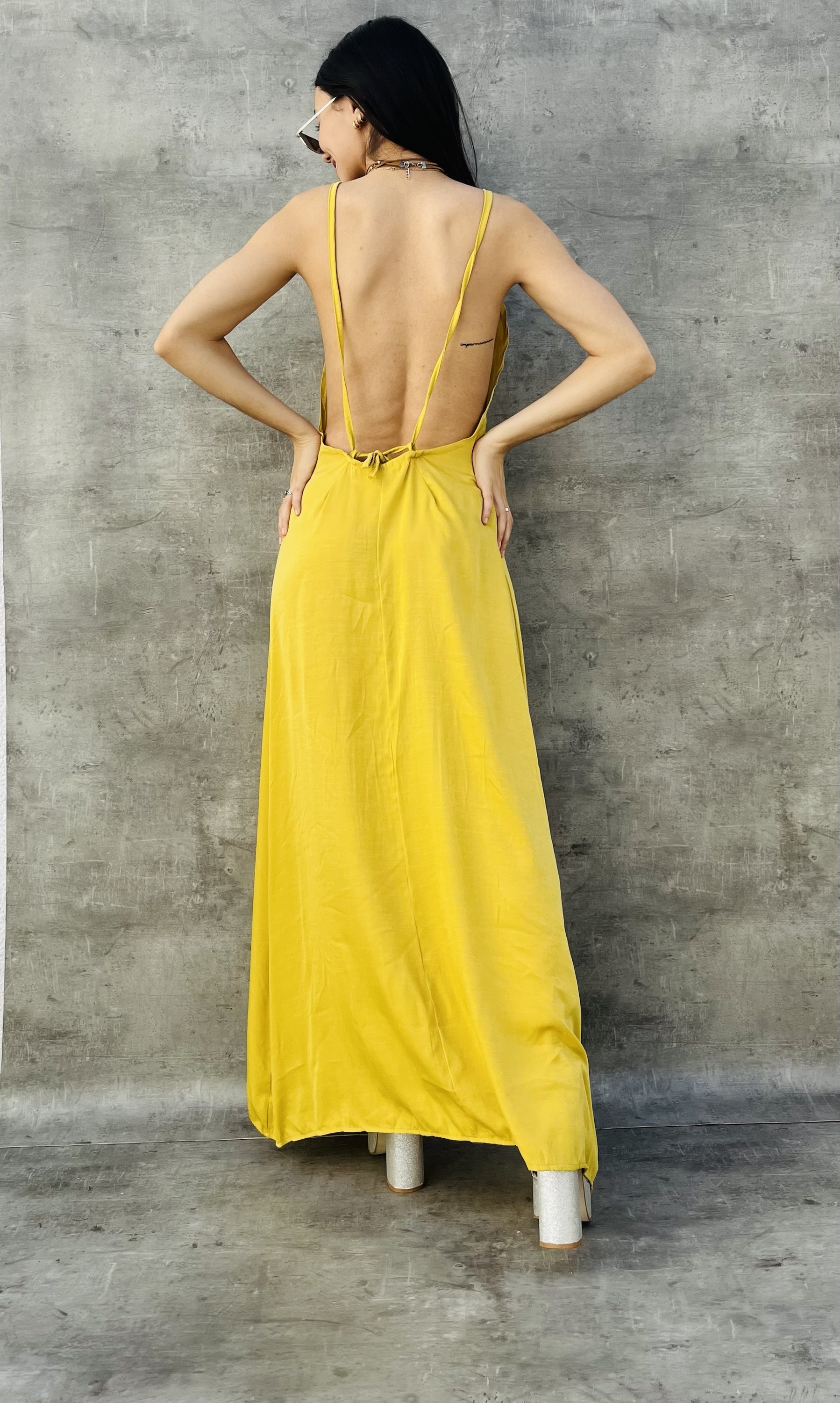 VESTIDO LARGO HALTER • MAÍZ
