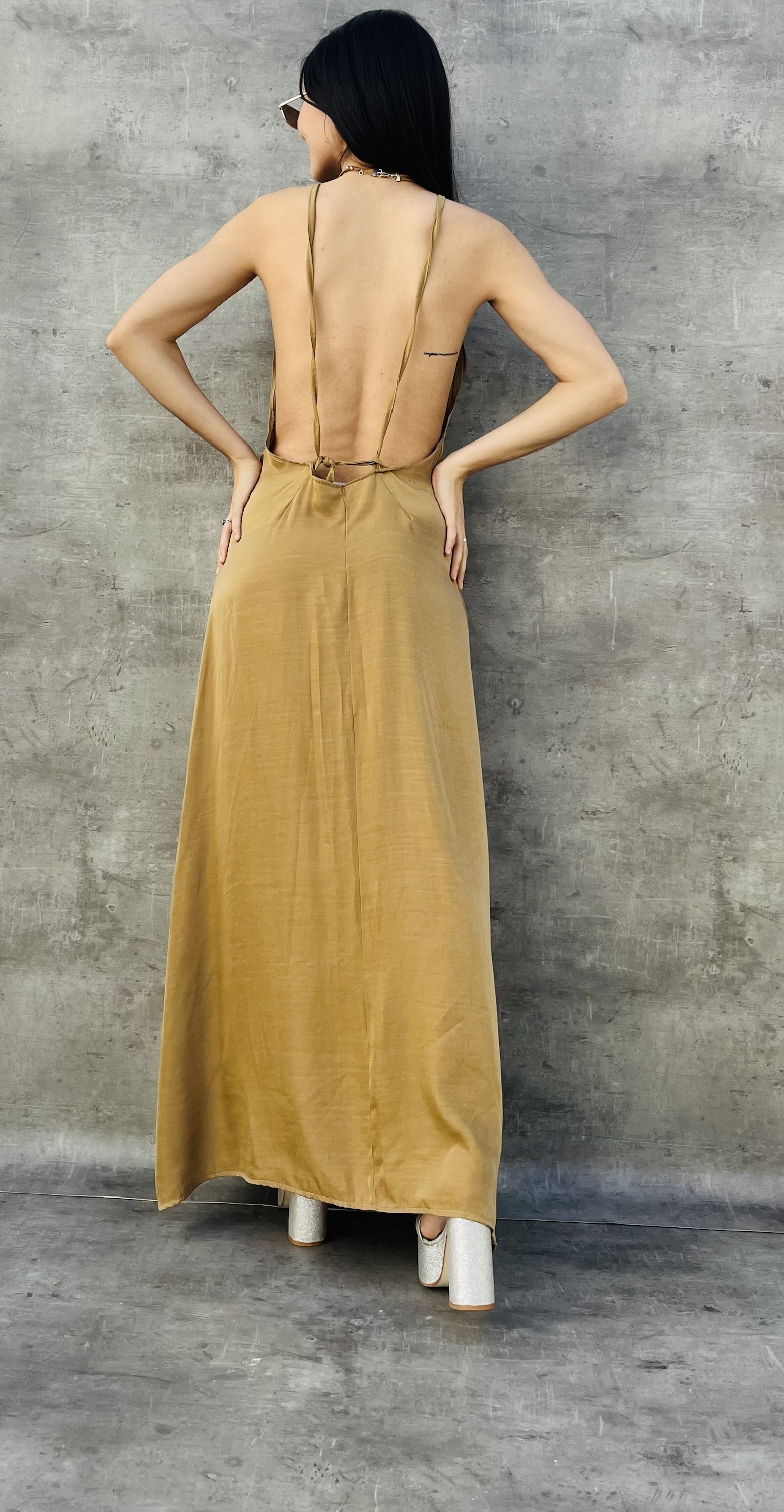 VESTIDO LARGO HALTER • CAMEL
