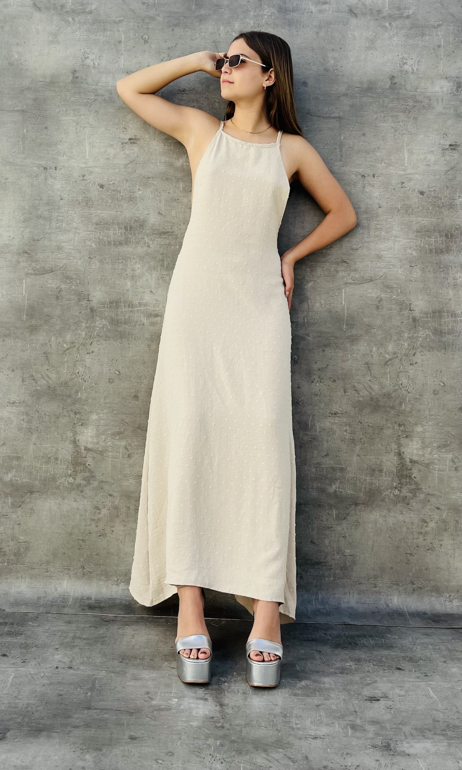 VESTIDO LARGO HALTER PLUMETIE • BEIGE