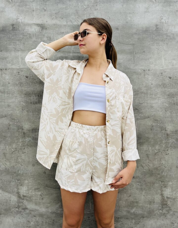 CAMISA CON FLORES CHICAS BEIGE