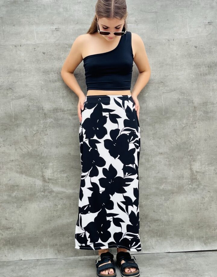 POLLERA LARGA FLORES NEGRA