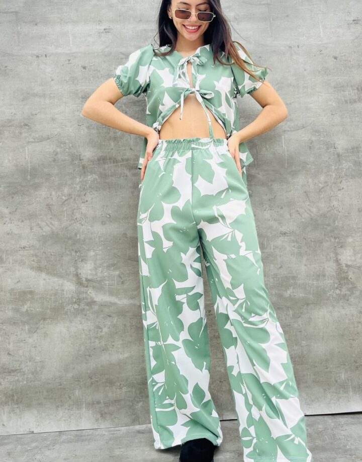 PANTALÓN PALAZZO CON FLORES VERDES