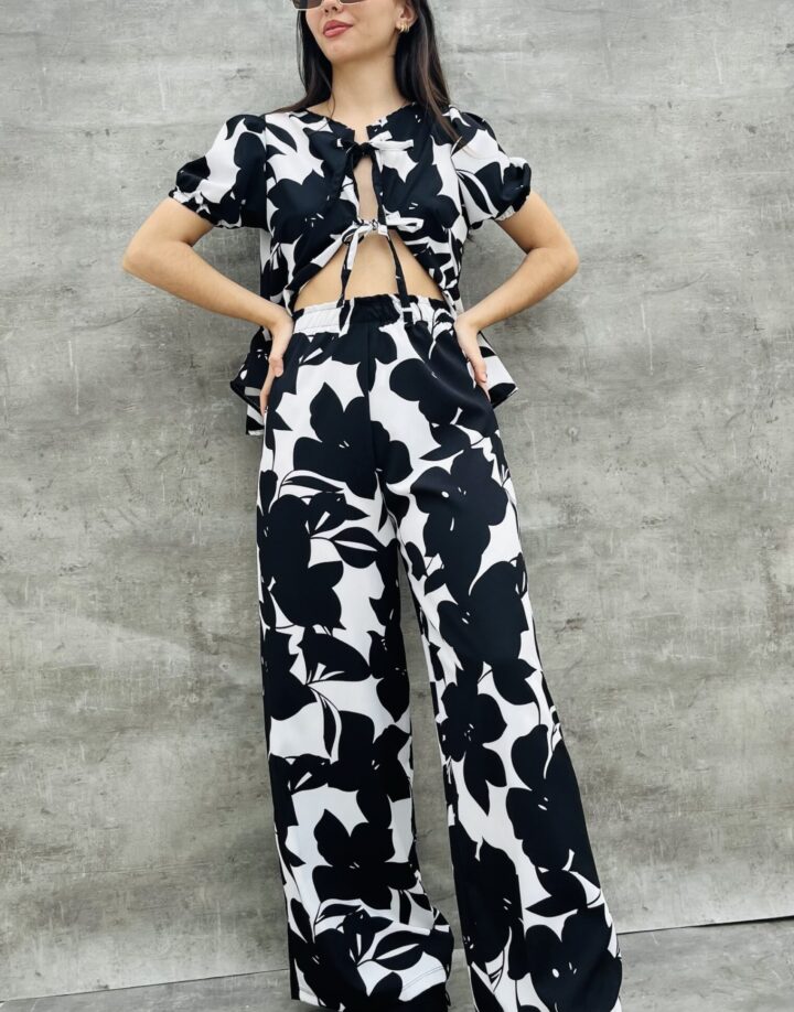 PANTALÓN PALAZZO CON FLORES NEGRAS