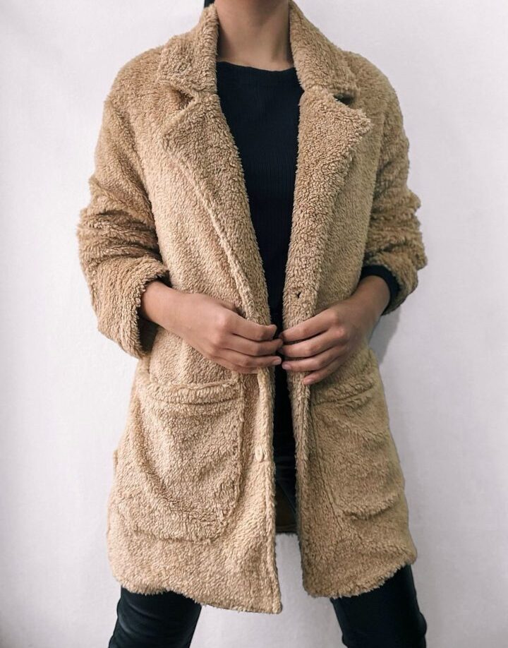 SACON TEDDY CON BOTONES BEIGE