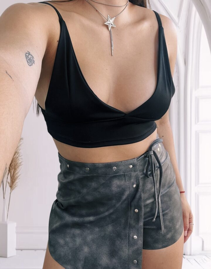 SHORT POLLERA ZIPPER CON TACHAS - GRIS