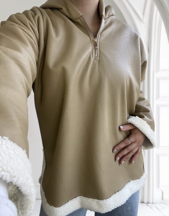BUZO ECOCUERO CON CAPUCHA BEIGE