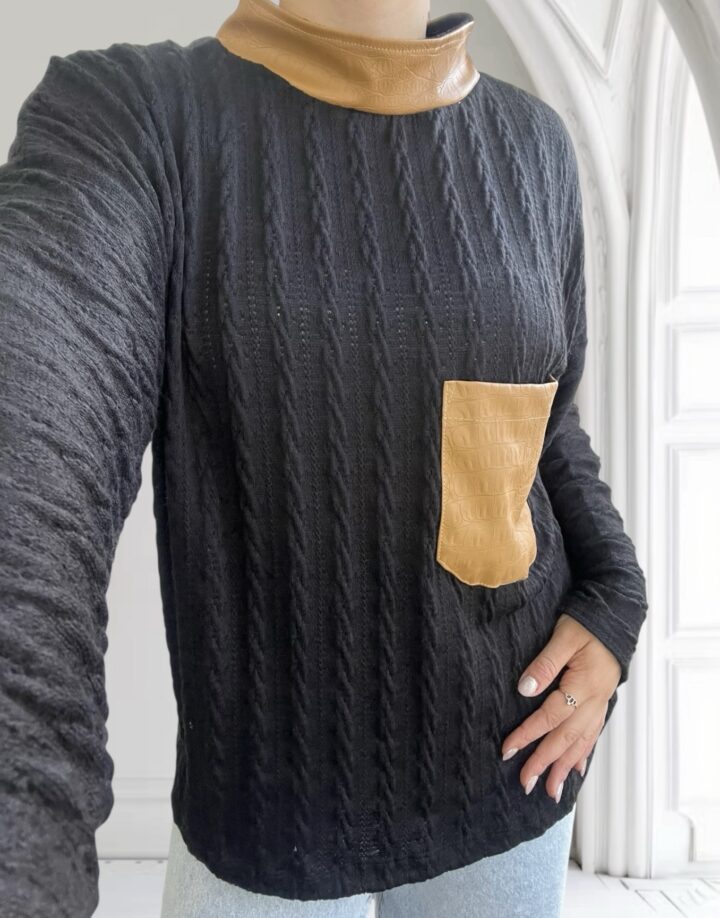 POLERA TRENZADA CON BOLSILLO DE CUERO - NEGRO
