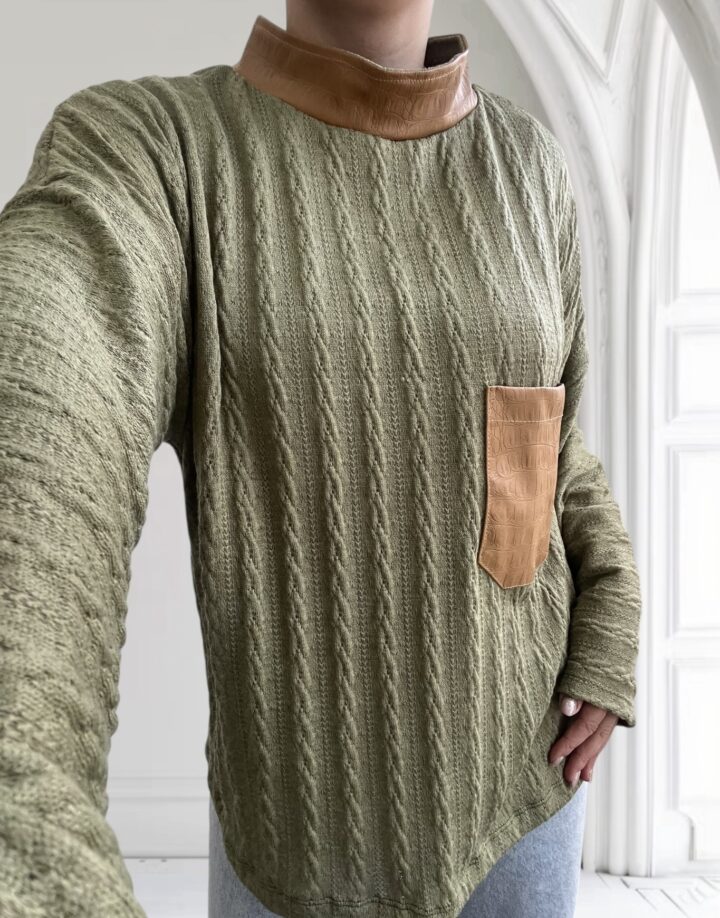 POLERA TRENZADA CON BOLSILLO DE CUERO - VERDE