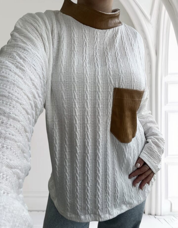 POLERA TRENZADA CON BOLSILLO DE CUERO - BLANCO