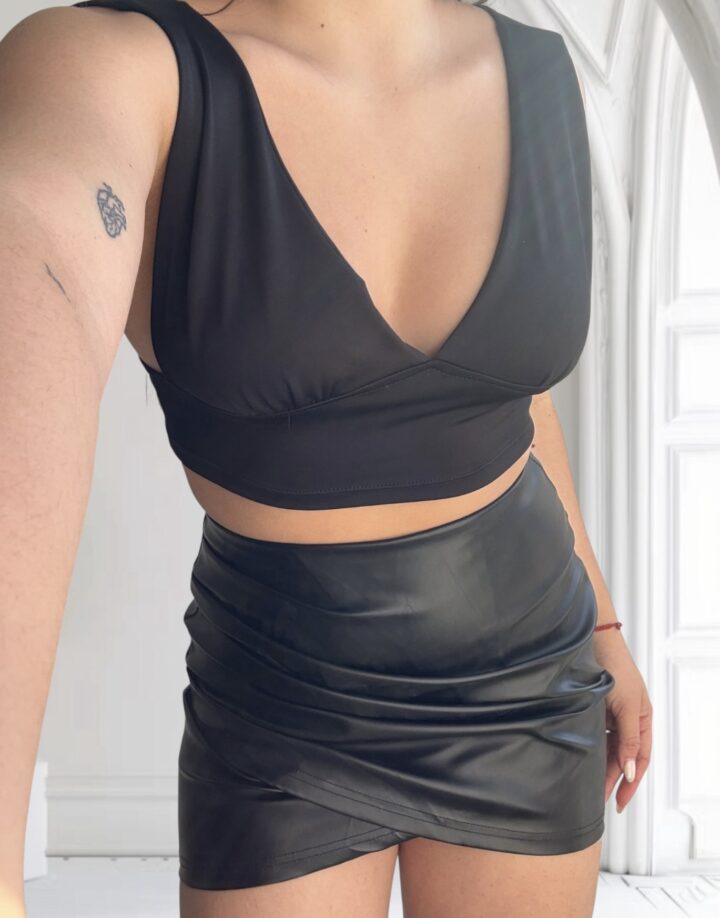 POLLERA ECOCUERO FRUNCIDA - NEGRA