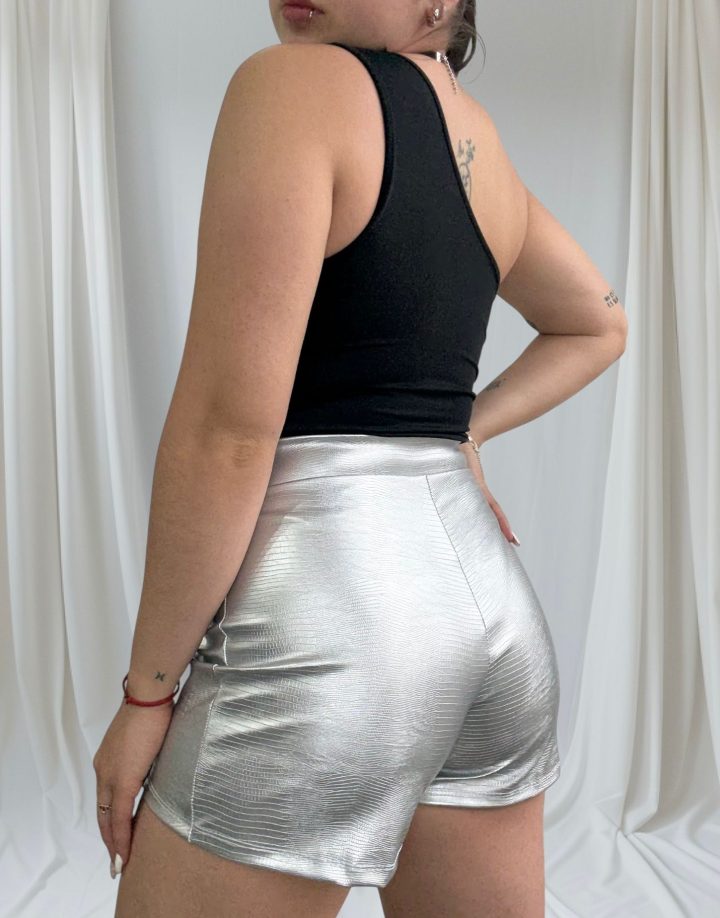 SHORT ENGOMADO CROCCO PLATEADO