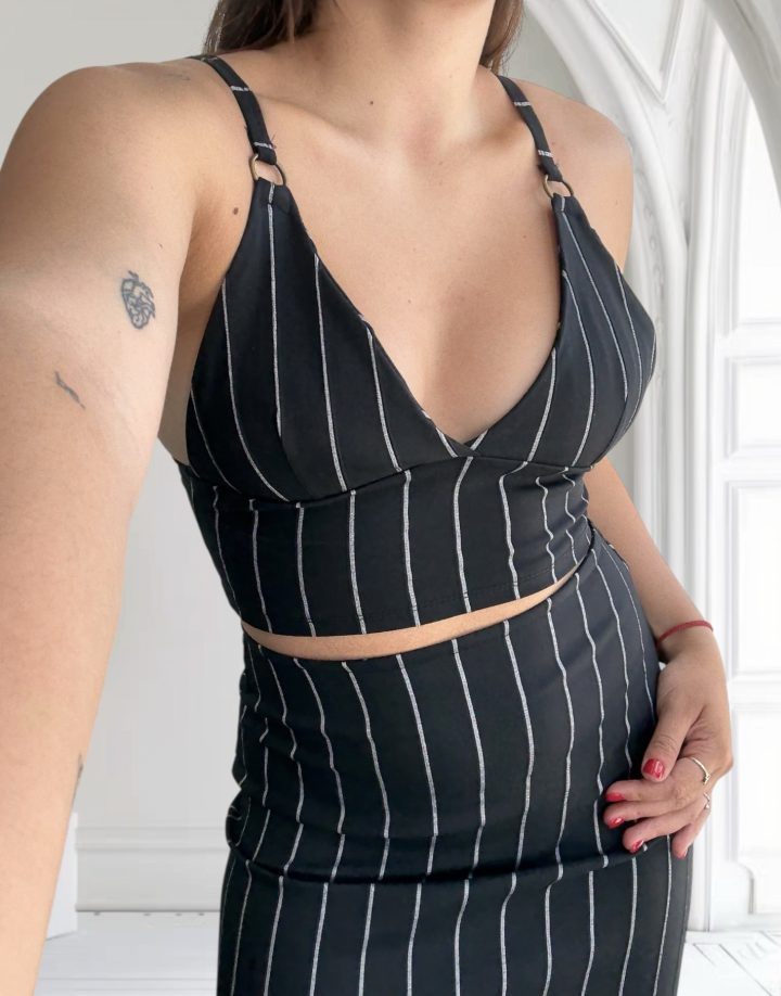 TOP TRIANGULO CON ARO - NEGRO
