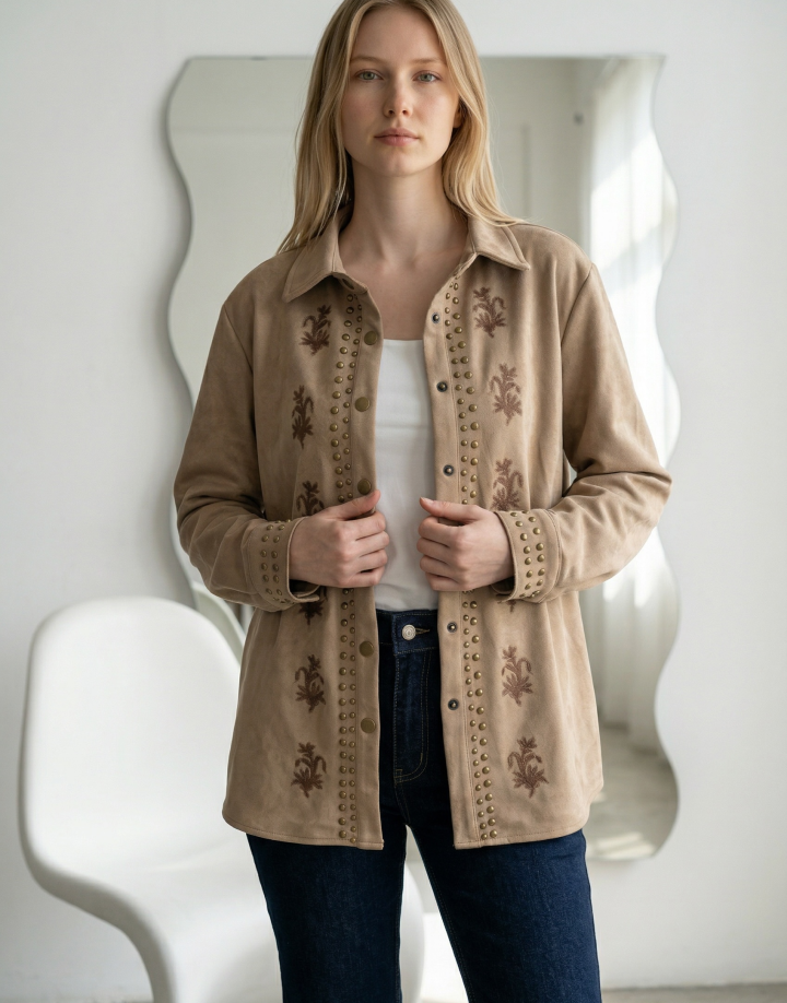 SOBRECAMISA GAMUZA BORDADA Y TACHAS – COD HM036 BEIGE