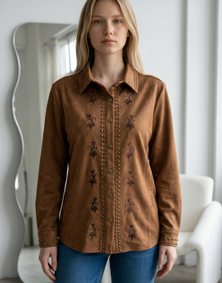 SOBRECAMISA GAMUZA BORDADA Y TACHAS – COD HM036 CAMEL